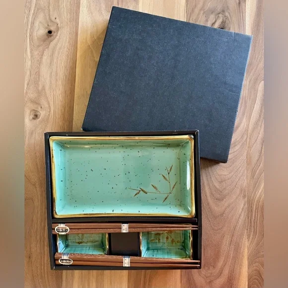 Elegant Green Sushi Set with Chopsticks - Picture 1 of 3